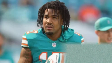 Jaylen Waddle in a Dolphins uniform catching a pass.