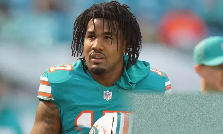 Jaylen Waddle in a Dolphins uniform catching a pass.