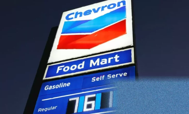 Los Angeles petrol station charges record high amid US price surge