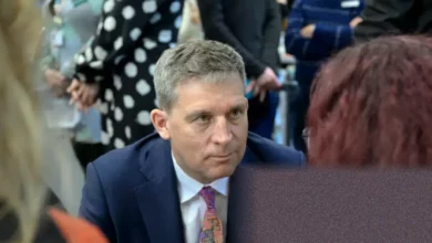 Lord James Timpson speaking with women at a community support centre.