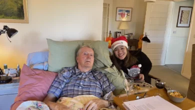 A hospital discharge coordinator speaking with a patient in a ward about home care plans