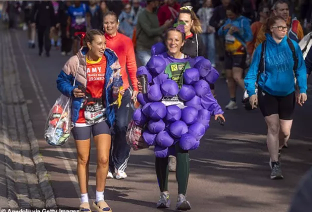 The elite women's pack runs at a fast pace through a central London junction