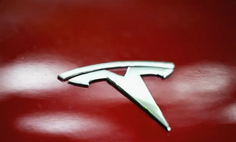 A graph showing Tesla's quarterly vehicle production and delivery figures.