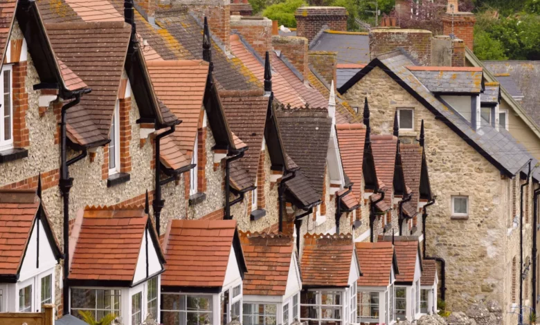 A graph showing a recent dip in UK average house price trends.