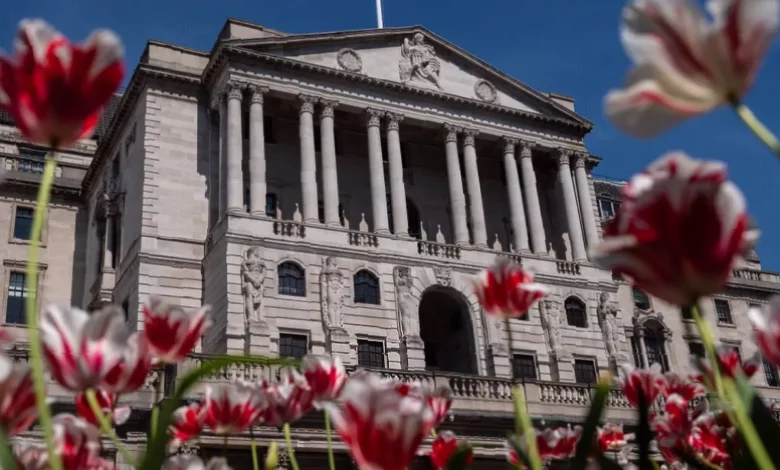 Graph showing UK interest rates and inflation projections.