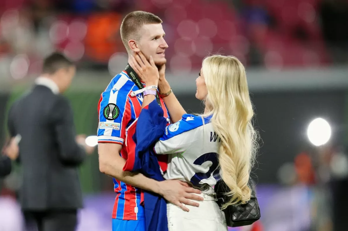 A tense European final match between Crystal Palace and Rayo Vallecano underway in Germany
