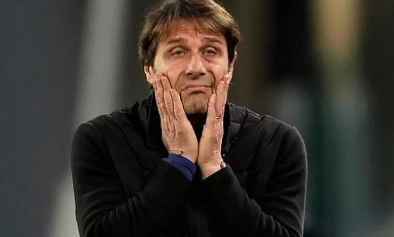 Antonio Conte paces the touchline during a Napoli match at Stadio Diego Armando Maradona