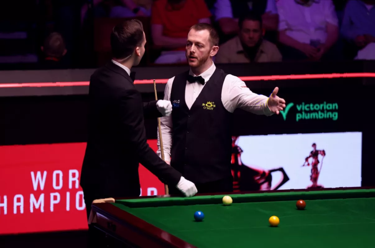 Snooker referee Marcel Eckardt addresses the audience during the lengthy 14th frame stalemate