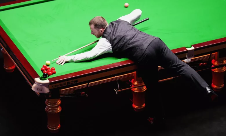 Crucible Theatre crowd watches as snooker players engage in a prolonged safety battle at the table