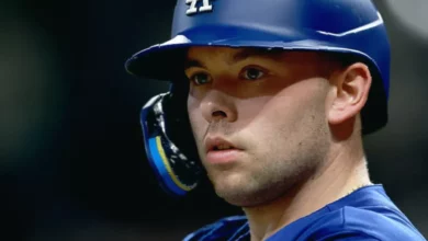 Dodgers catcher smashes broken bat over knee in dugout after strikeout