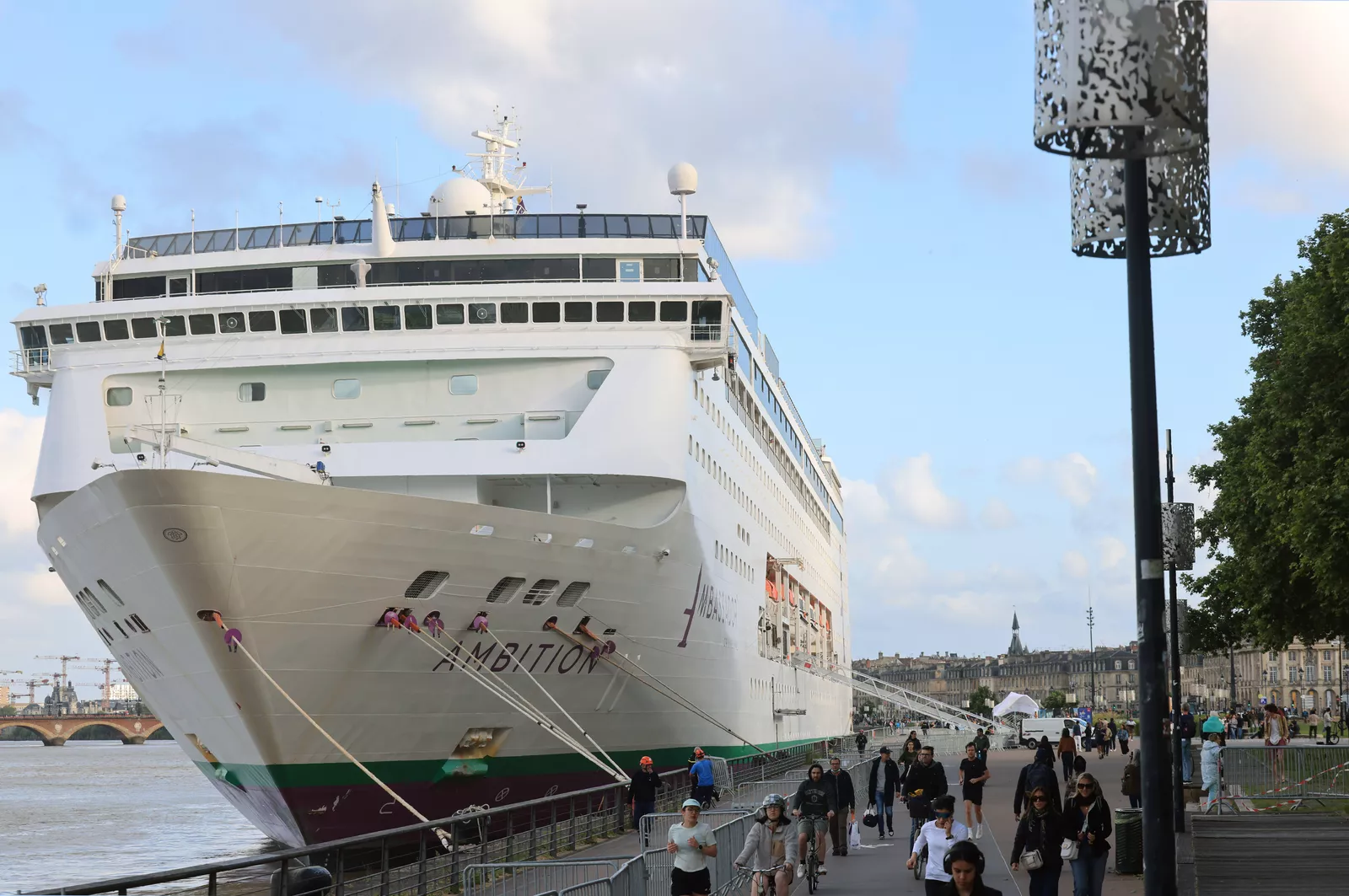 Health officials boarding vessel in Bordeaux to test for norovirus