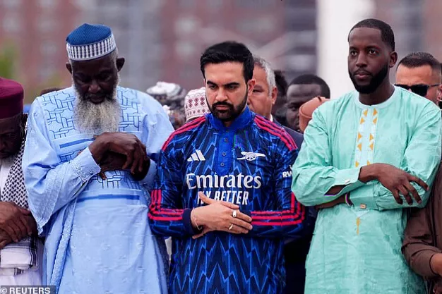 Arsenal-themed garment with dark blue zig-zag pattern and red sleeve lines