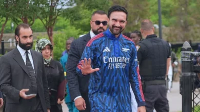 Mayor in Arsenal-coloured kurta joins worshippers at Eid al-Adha in the Bronx