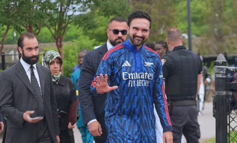 Mayor in Arsenal-coloured kurta joins worshippers at Eid al-Adha in the Bronx
