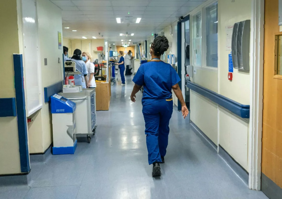 Midwife using gas and air equipment without proper ventilation or extraction systems