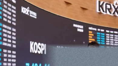 Asian stock market screens showing red declines after US-Iran conflict escalates