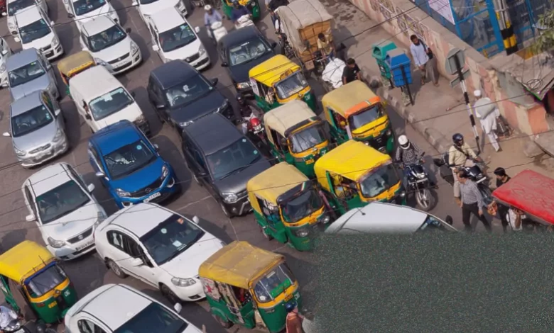 Smog-covered streets of Delhi with auto-rickshaws and scooters in traffic