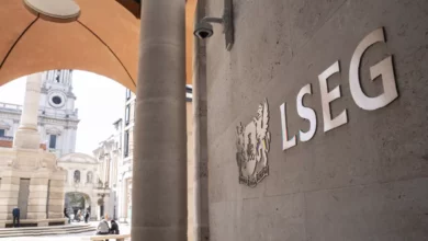 Traders in London watch screens as the FTSE 100 index falls during afternoon trading
