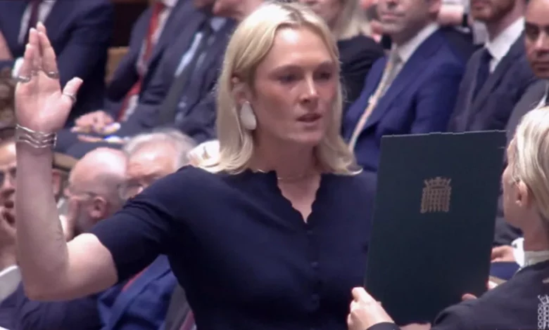 New MP gestures with crossed fingers while reciting oath in the House of Commons chamber