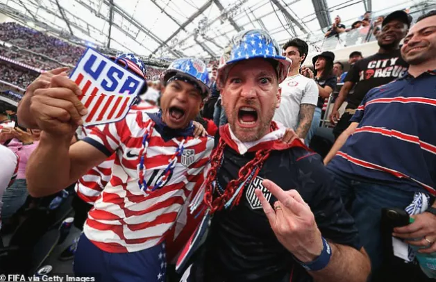 Christian Pulisic being substituted at half-time during the USA versus Paraguay match