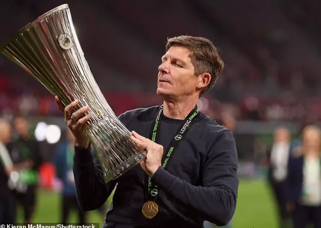 Oliver Glasner walking pitchside during his time as Crystal Palace manager